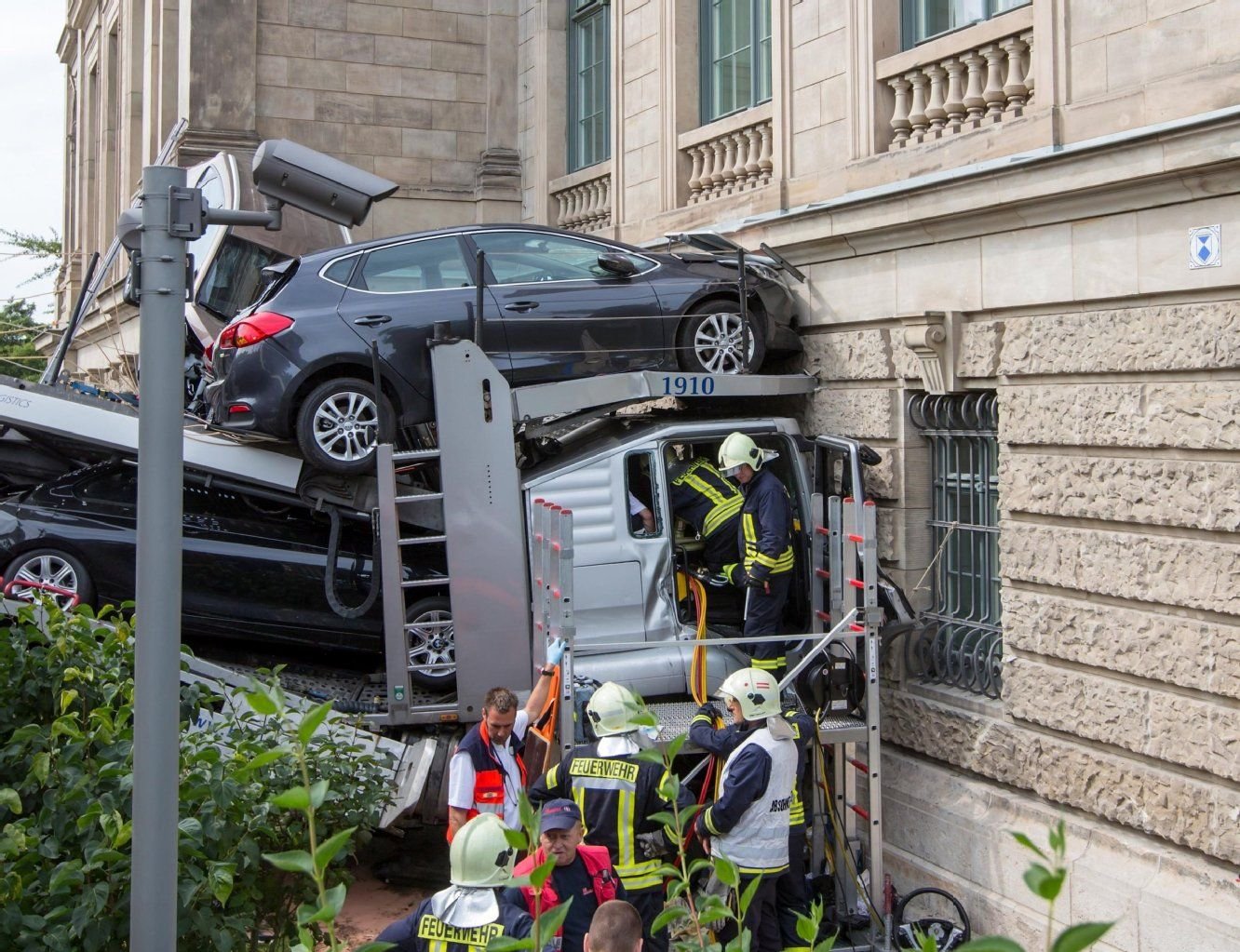 Rettungskräfte bergen einen verunglückten Autotransporter vor dem Goethe- und Schiller-Archiv in Weimar.