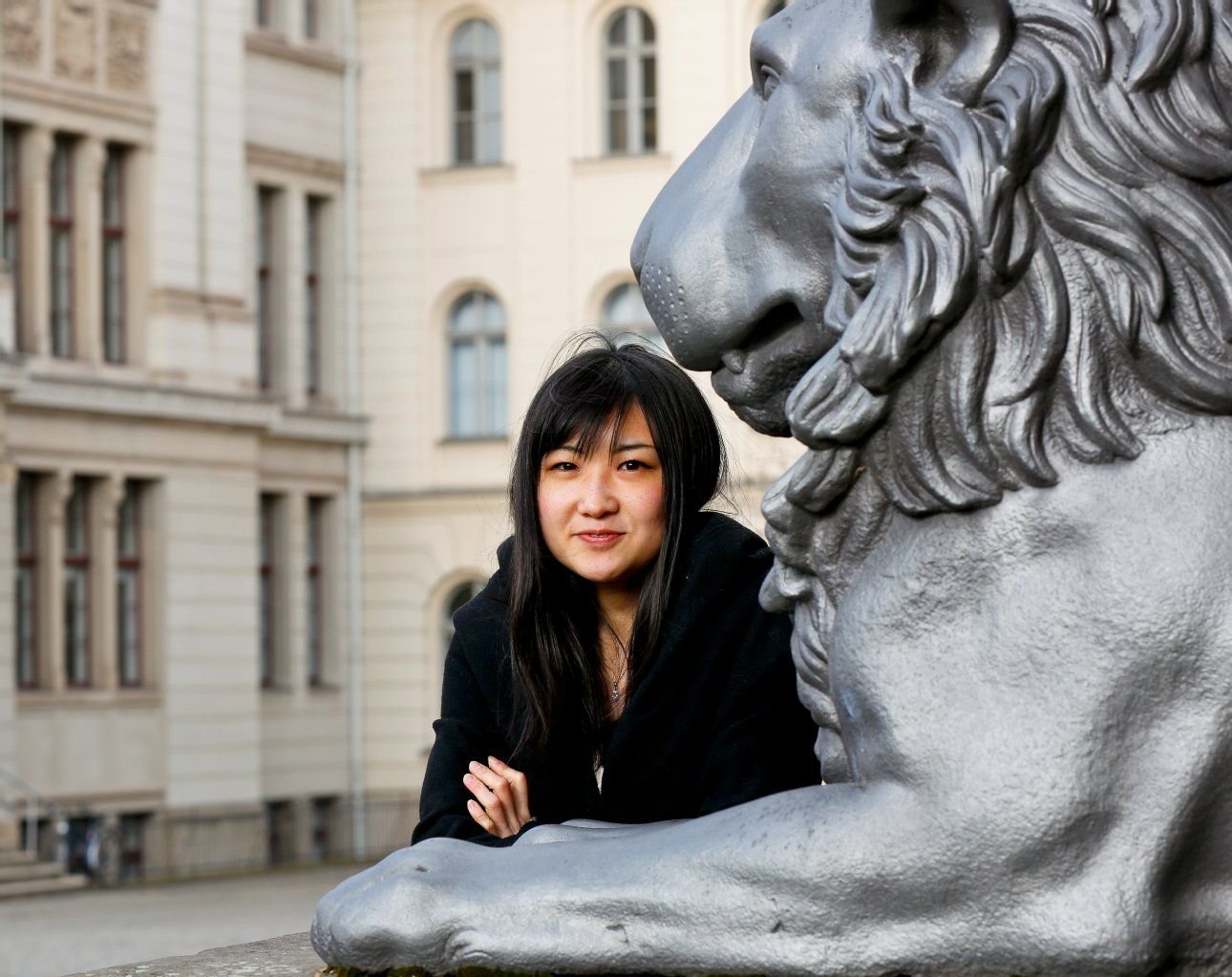 Austauschstudentin Yukiko Sato aus Japan auf dem Universitätsplatz in Halle.