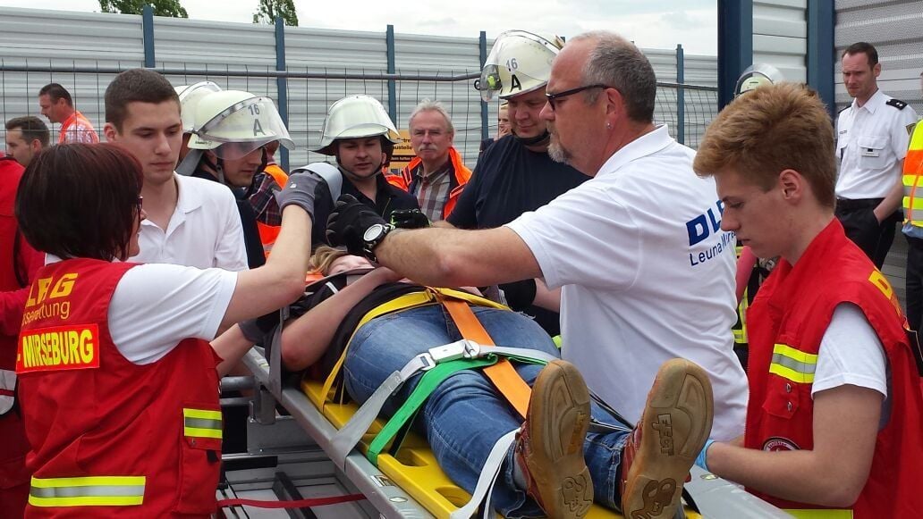 hier wird das erste "Todesopfer" bei der Übung geborgen.