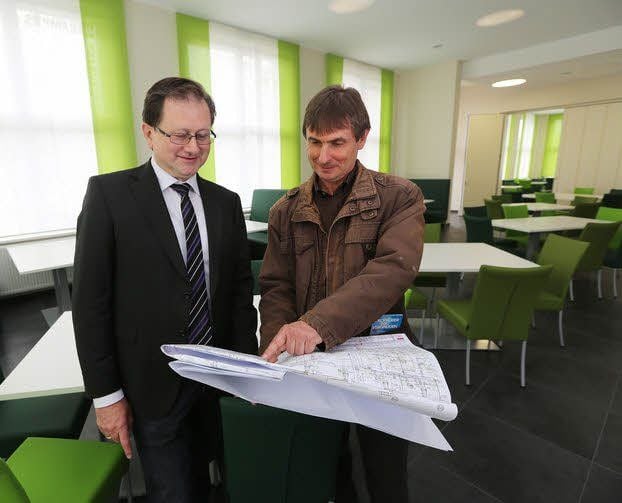 WBG-Chef Jürgen Voigt wirft zusammen mit dem Architekten Walter Tillmann einen Blick auf die Pläne.