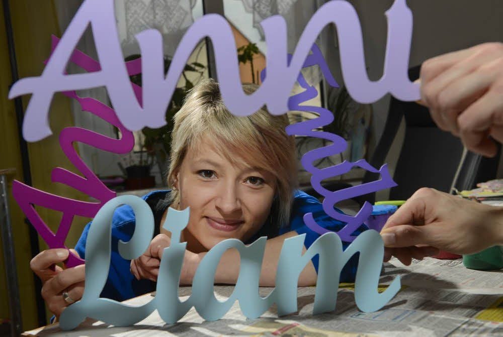 Christiane Birkner stellt unter anderem solche kunstvollen Namensschildern aus Holz her.