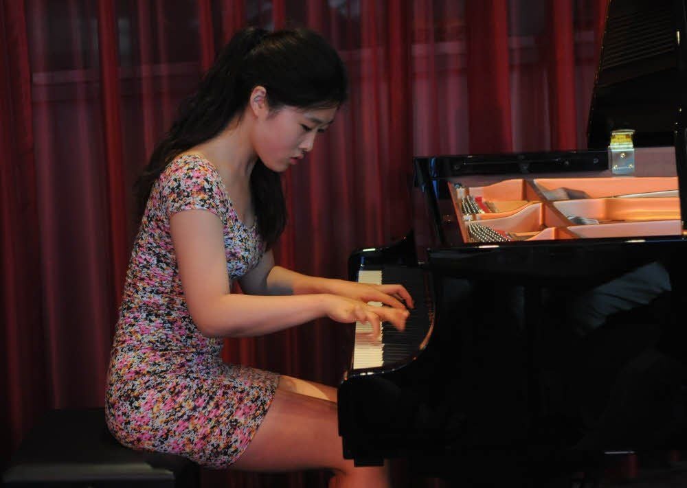 Hoch konzentriert spielt die erst 17-jährige Yujin Kim im Rahmen der Händelfestspiele zur Festspielmatinee im „Roten Horizont“.