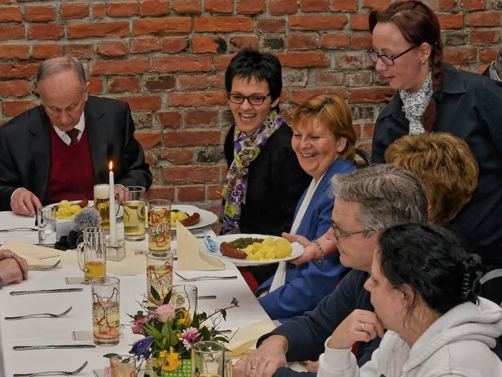 Auch in der Fastenzeit schmecken Grünkohl und Pinkel, wie die Christdemokraten am Dienstag bewiesen. In ihrer Mitte begrüßten sie Hermann Onko Aeikens (links). Die Gespräche waren von launig bis informativ.