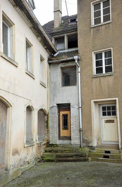 Bernburgs schmalstes Haus mit 1,76 Meter Breite steht am Saalplatz 12.