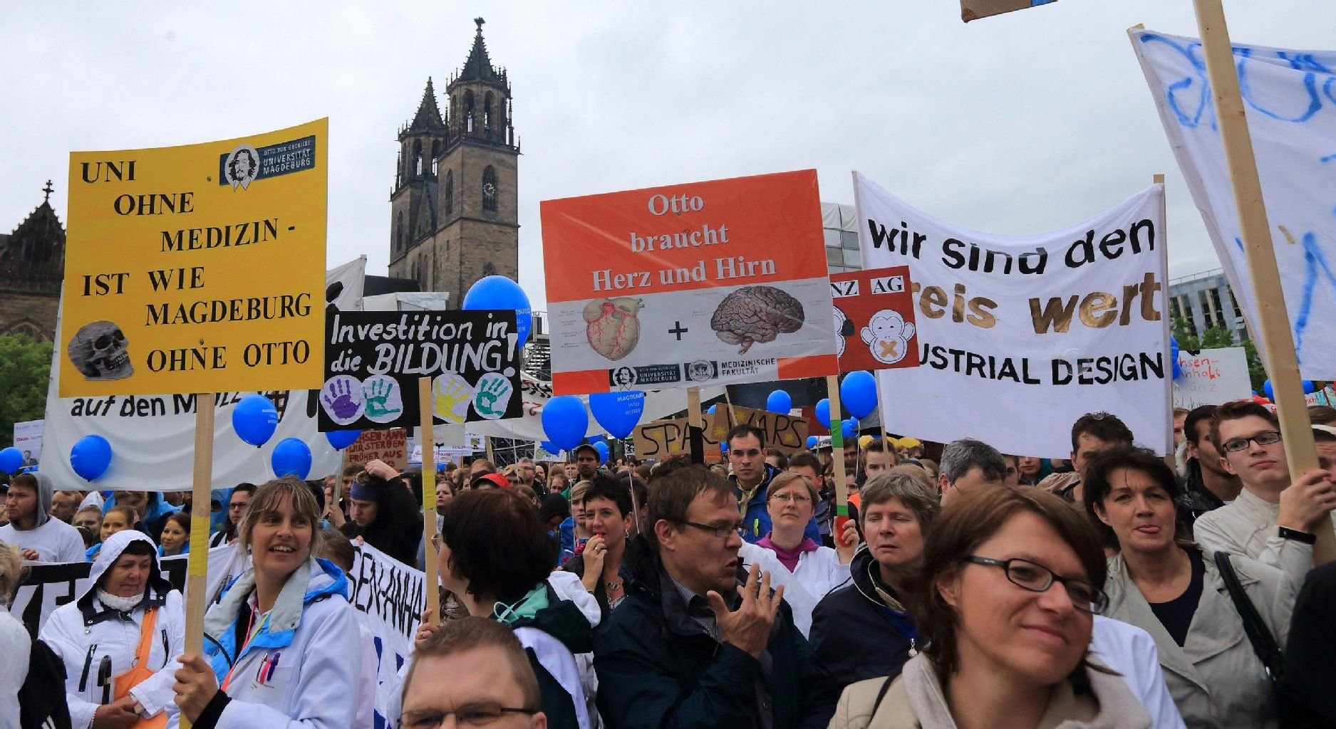 Demonstration gegen Kürzungen im Hochschulbereich auf dem Domplatz in Magdeburg (Sachsen-Anhalt).