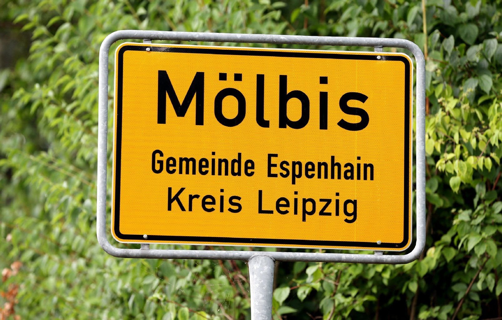 Das Ortsschild des Dorfes Mölbis