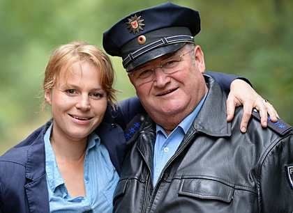Die Schauspieler Maria Simon als Kommissarin Olga Lenski und Horst Krause als Polizeihauptmeister Horst Krause stellen nahe Groß Glienicke (Brandenburg) eine neue Folge der TV-Sendung «Polizeiruf 110» vor.