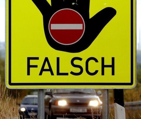 Ein Schild warnt Geisterfahrer.