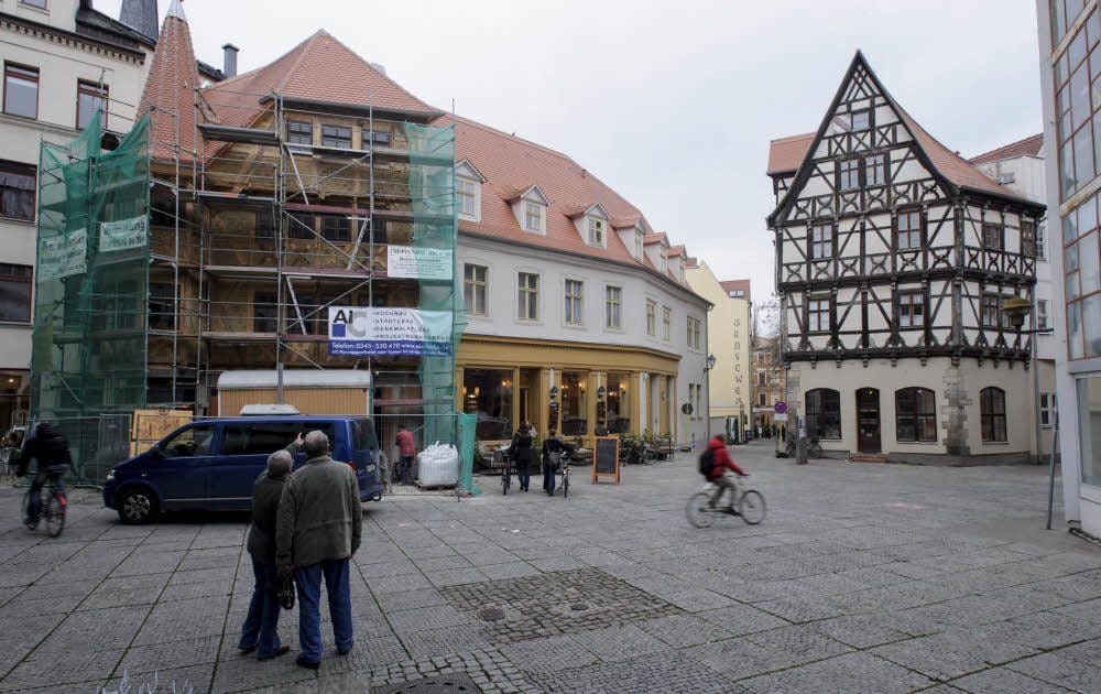 Im Sanierungsgebiet Altstadt wurden und werden zwei der bedeutendsten Denkmäler in der Nähe des Marktes saniert. Die beiden Häuser Große Klausstraße 3 (links) und Graseweg 1.