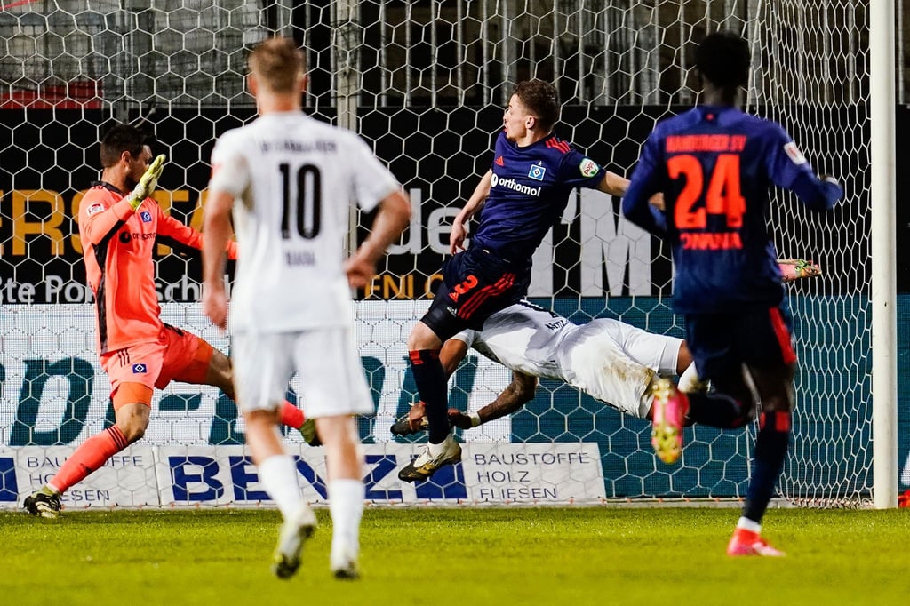 Daniel Keita Ruel (r) sorgte bei Sandhausens Sieg gegen den HSV für die Vorentscheidung.