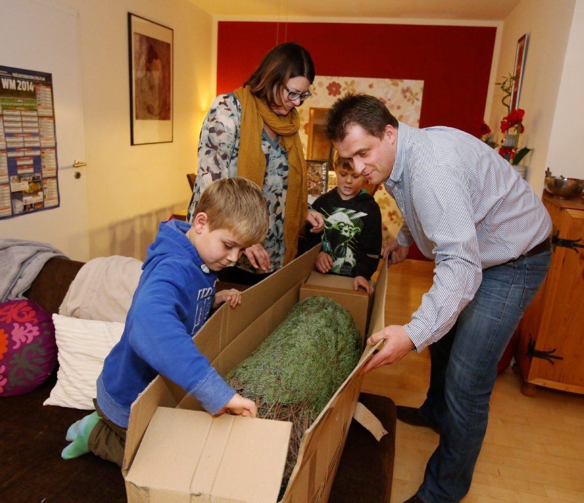 Familie Küpper aus Longerich entpackt den charmanten Leander.