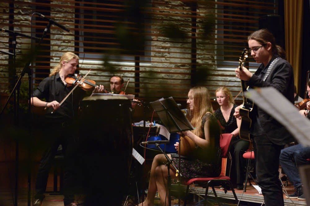 „Foggie Brew“ mit Sophie Stahl - eingerahmt von Karl Just (l.) und Florian Lehmann.