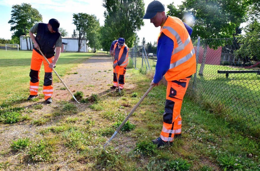Die Laufbahn am Sportplatz in Rippach in Ordnung zu halten, ist Sisyphusarbeit. Hier mühen sich André Waurenschk, Detlef Geißler und Sven Haushälter (v.l.) vom Bauhof mit der Hacke.