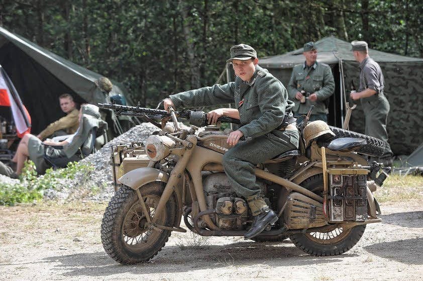 Über 50 Amateure aus halb Deutschland spielten am Sonnabend im Film mit. Teils brachten sie originalgetreue Fahrzeuge aus dem Krieg mit.