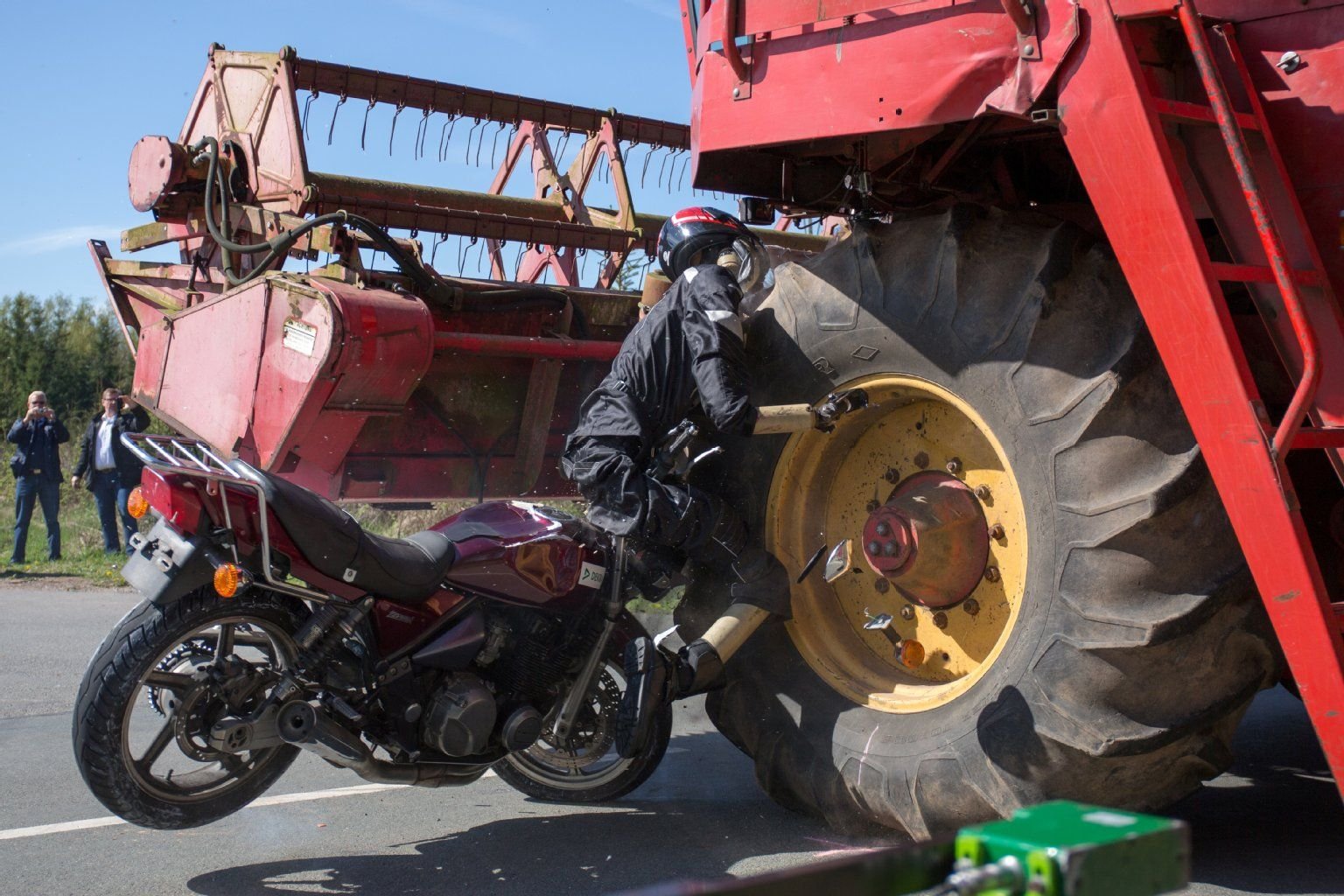 Szenario 1: Ein Motorrad prallt mit Tempo 60 seitlich gegen einen Mähdrescher.