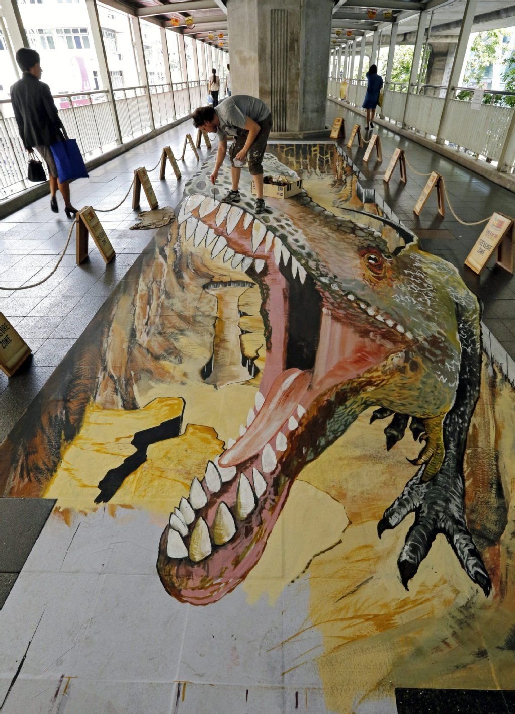 Der kroatische Künstler Filip Mrvelj hat einen riesigen dreidimensionalen Dinosaurier auf den Boden gemalt.