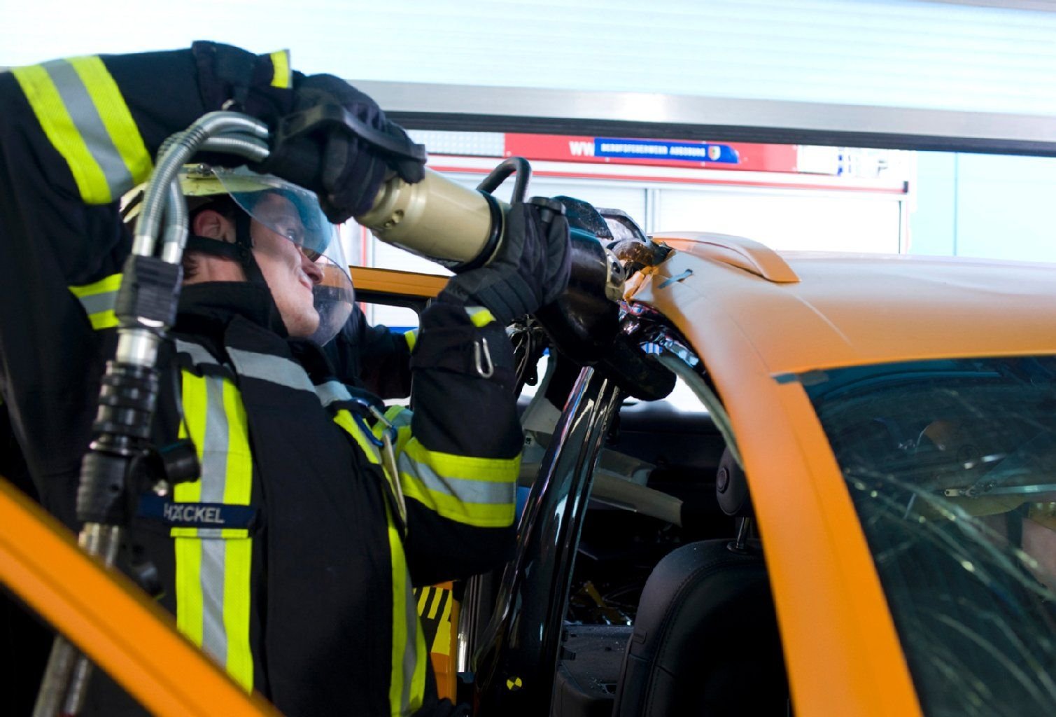 Die Rettungsschere im Einsatz. Wenn die Feuerwehr weiß, wo welche Teile im Auto verbaut sind, kann sie schneller mit der Bergung der eingeschlossenen Personen beginnen.