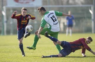 Marko Trogrlic (Mitte), hier im Match gegen Halle 96, erwartet mit dem FC Grün-Weiß Piesteritz den Tabellenzweiten FC Oberlausitz Neugersdorf.