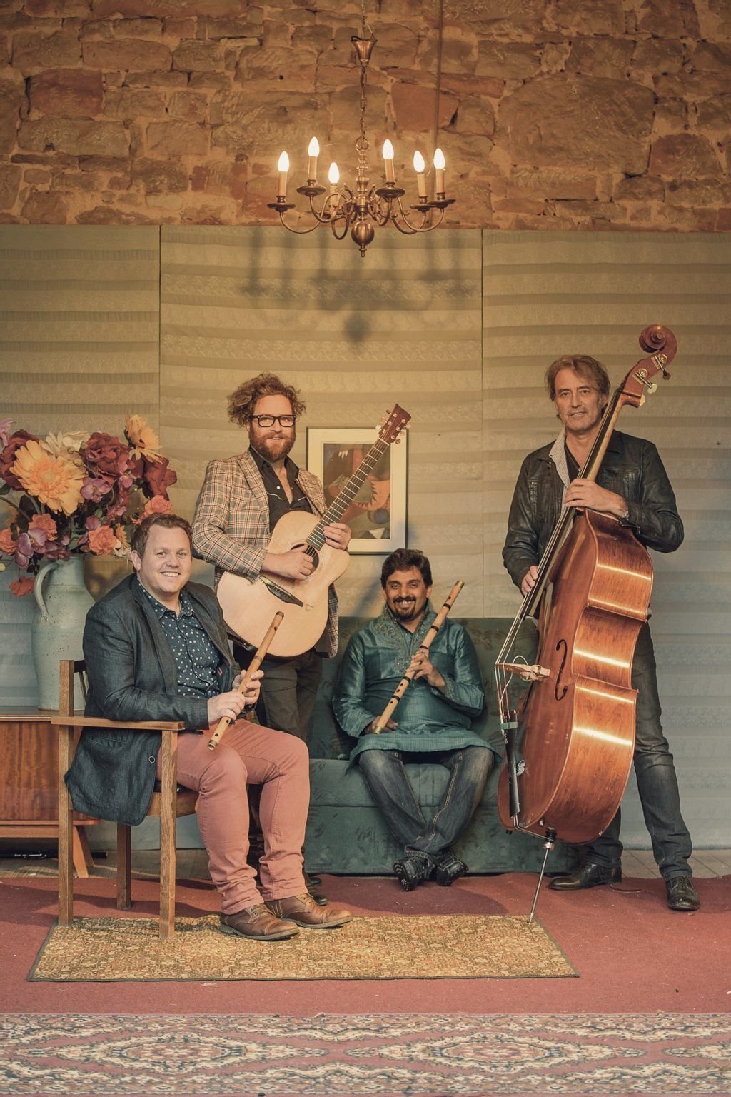 Proben im Wohnzimmer: Starflötist Alan Doherty spielt mit Gitarrist Gerry Paul, dem indischen Flötenspieler Ravichandra Kulur und Trevor Hutchinson am Bass (v.l.) im Studio in Elben eine neue CD ein. Murali heißt das Projekt, das indische und irische Flöte mit Saiteninstrumenten und Percussion vereint. Im Frühjahr soll die Scheibe fertig sein.