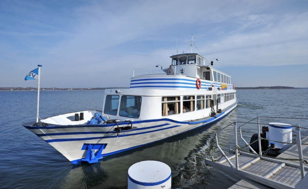 Bei strahlendem Sonnenschein sticht das Motorschiff Vineta zu seiner ersten Fahrt in dieser Saison in See.