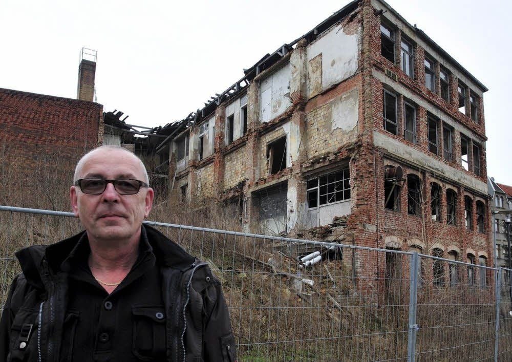 Andreas Kahl aus der Weißenfelser Kubastraße ist 25 Jahre nach der Wende empört über das verfallene Industriegebäude in der Kubastraße.