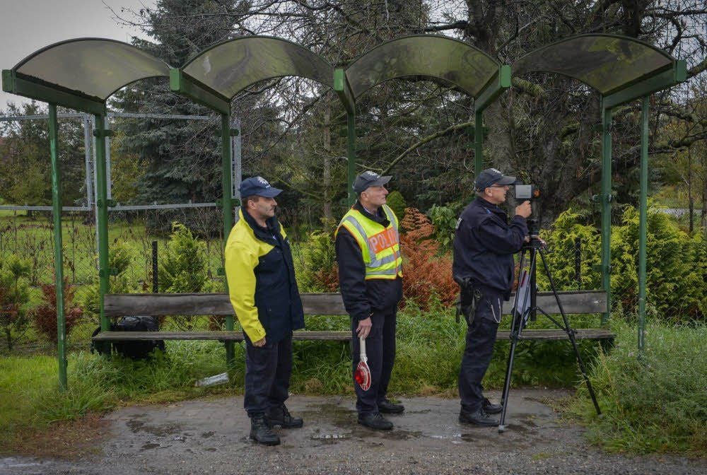 Trio im Trockenen: Bodo Staffel, Hans-Jürgen Petzold und Gerold Löschke (v.l.) in der Messstelle „Buswartehäuschen“.