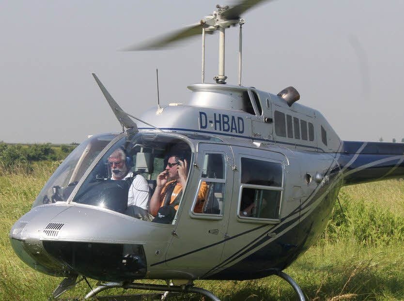 Pilot Siegfried Lange (links) bringt den Heli vor dem Start auf Touren. Neben ihm Michael Merk von der Mitnetz GmbH.