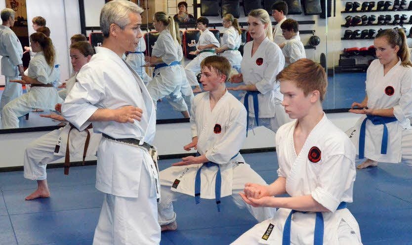 Immer mittendrin: Masakazu Kuramoto gibt den Karateka der Wittenberger Kampfkunstschule „Shu Ha Ri“ intensiv Unterricht.