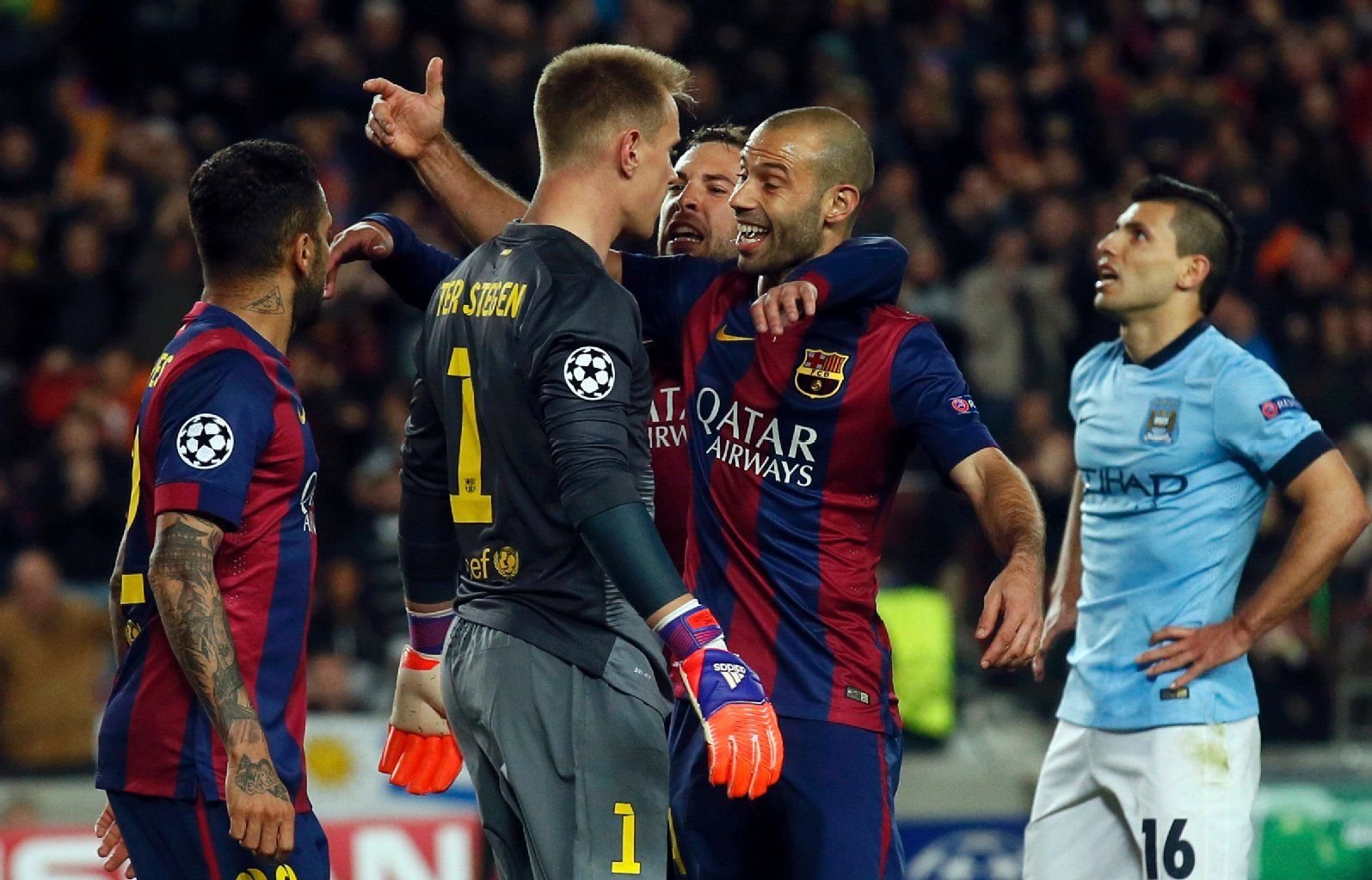 Seine Mitspieler freuten sich zusammen mit Marc-Andre ter Stegen.