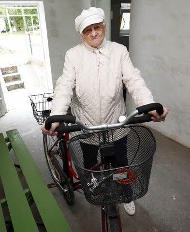 Werden die Hintereingänge zugemauert, muss Ruth Barthel ihr Fahrrad über die Treppe in den Keller bringen.