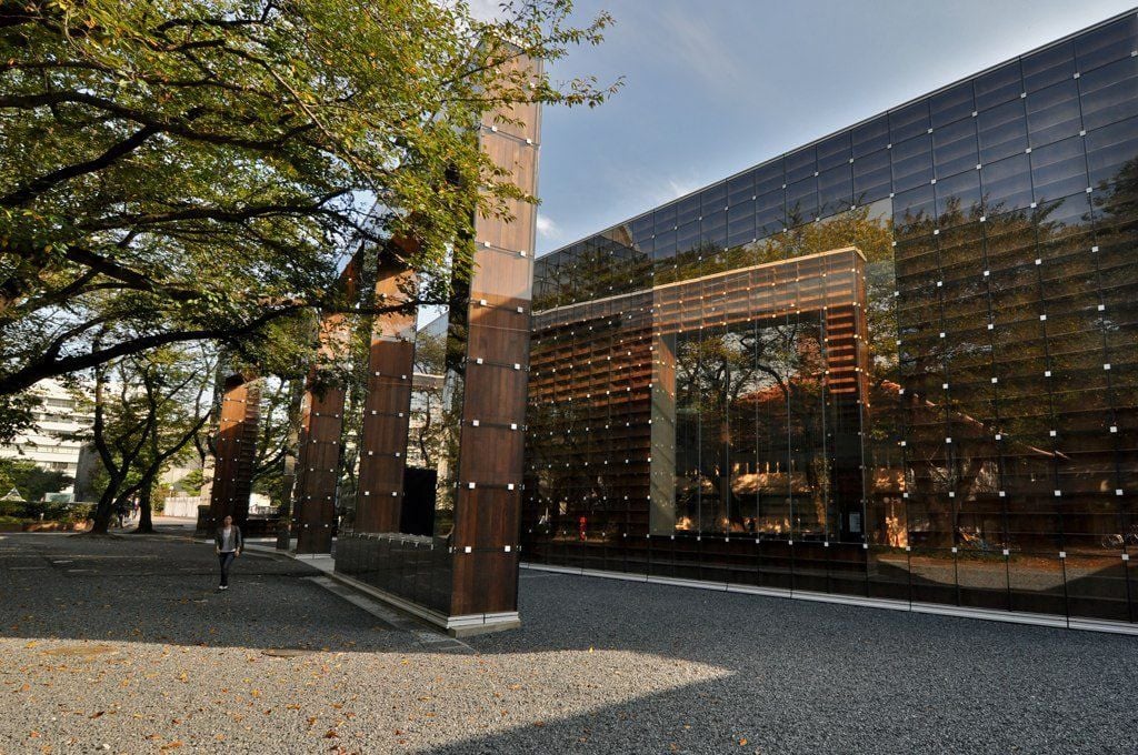 Die Musashino Art University Library in Tokio besteht einzig und allein aus Bücherregalen in einem Glascontainer.