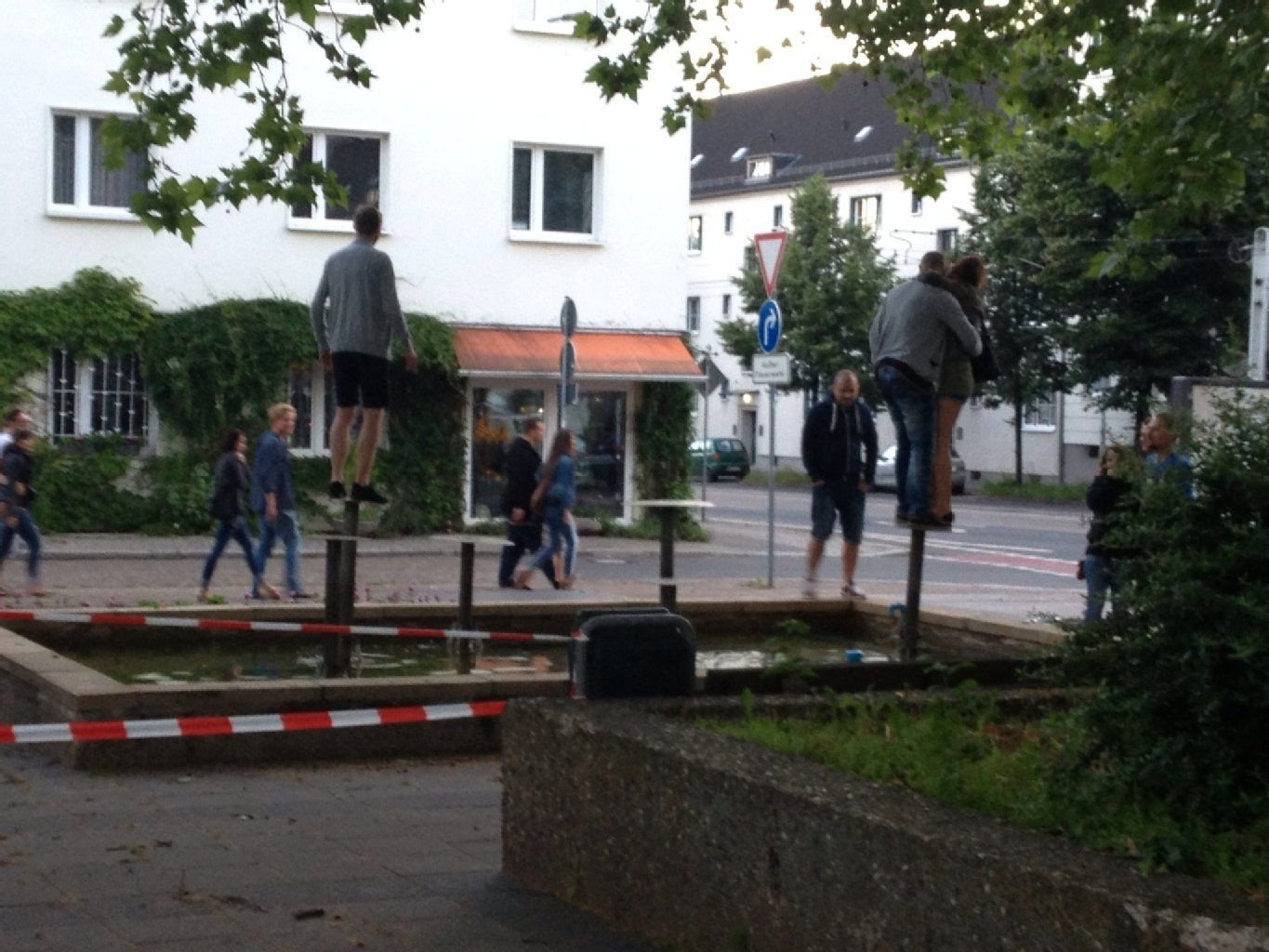 Partygäste tanzen nach einer Veranstaltung im Nordbad auf dem nahegelegenem Springbrunnen herum.