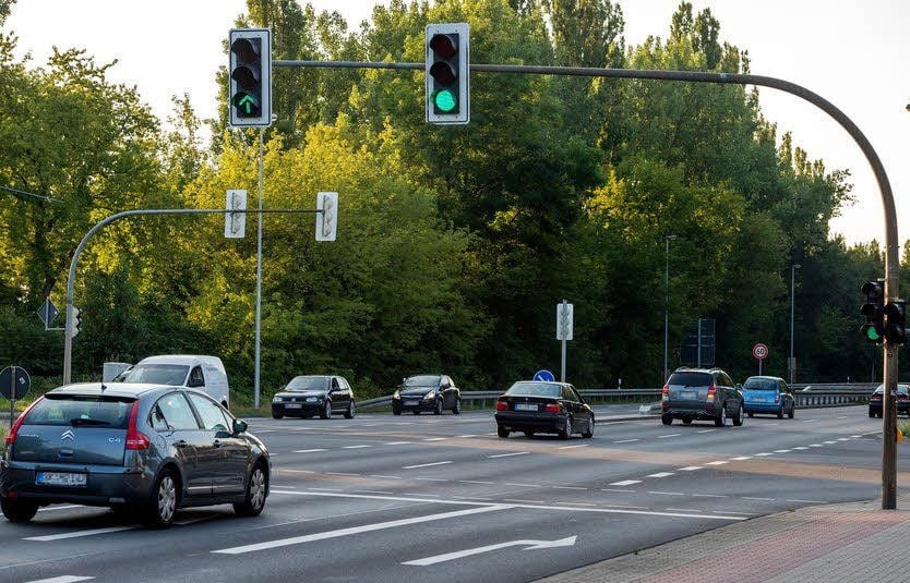 Grüne Welle auf der B91: Tempo 60 soll einerseits den Verkehrsfluss fördern und andererseits schweren Unfällen entgegenwirken, meinen die Behörden.