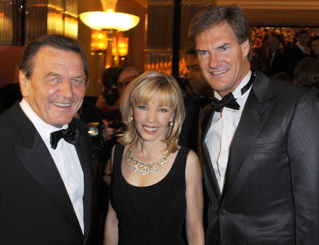 Ex-Bundeskanzler Gerhard Schröder (l), seine Frau Doris Schröder-Köpf sowie AWD-Gründer Carsten Maschmeyer (Foto vom 04.09.2009).