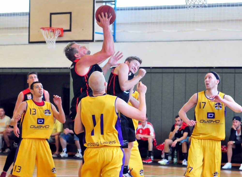 Richard Reichardt (am Ball) vom SSV Einheit Weißenfels im Spiel gegen die Leipzig Lakers beim Dreiländerturnier des SSV vor drei Wochen. Damals gewannen die Weißenfelser eins von zwei Turnierspielen.