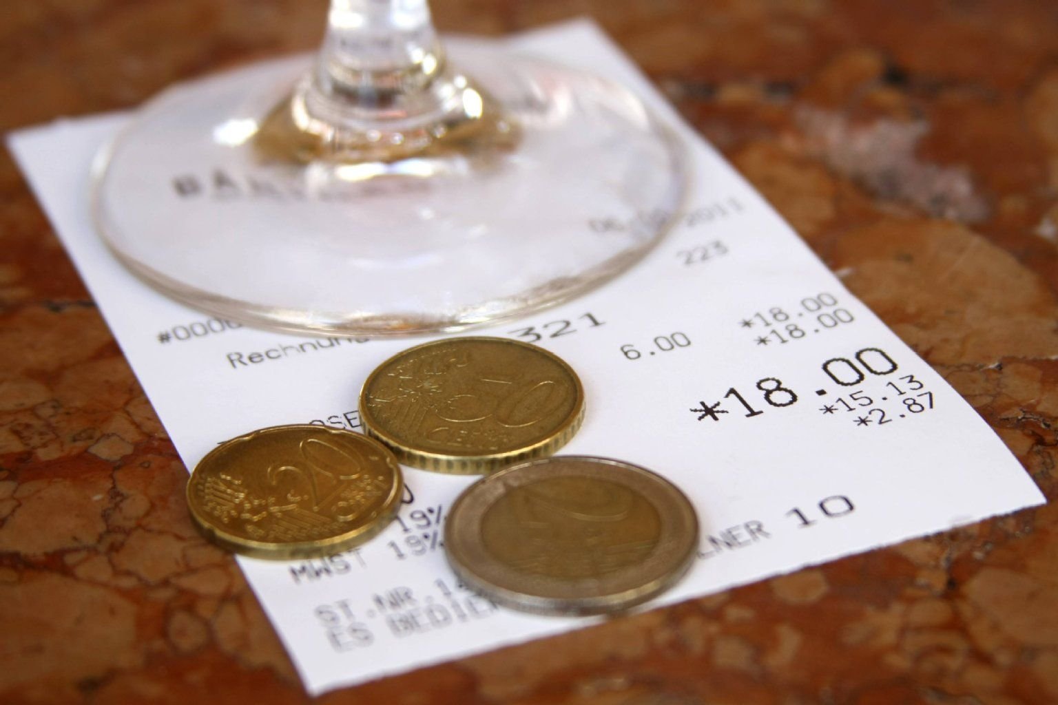 Auf Reisen ist es gut zu wissen, wie viel Trinkgeld man geben sollte.