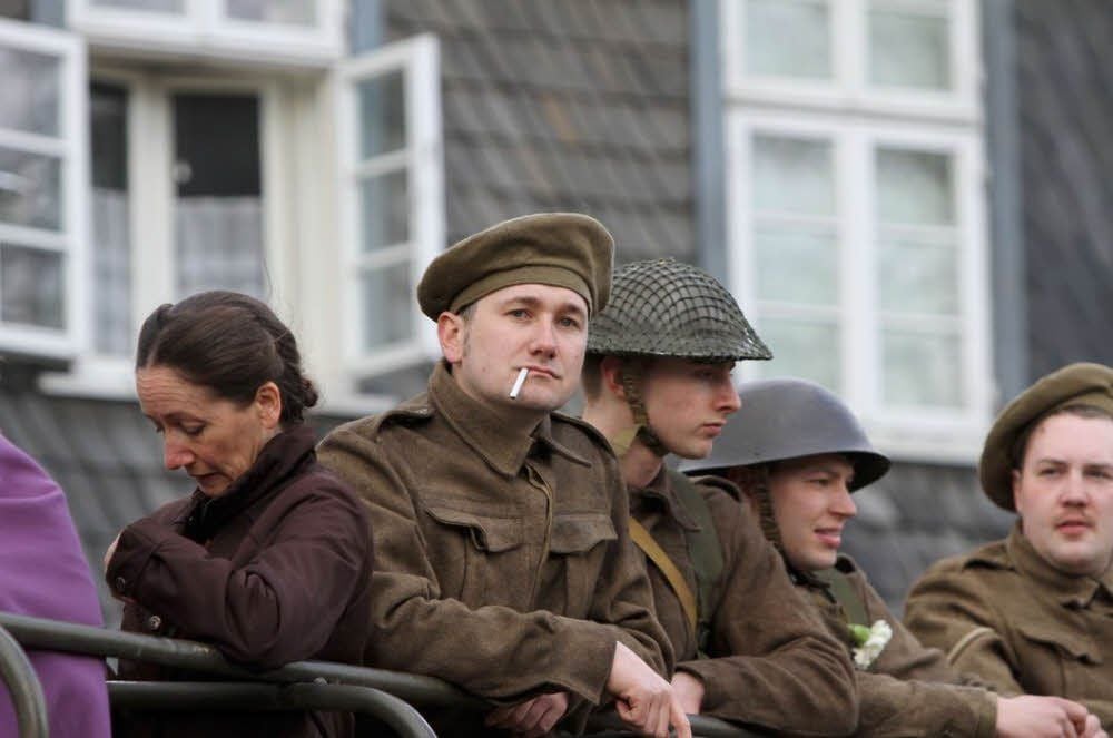 Auf Militär-Lkw fahren Komparsen als kanadische und britische Soldaten durch „Veurne“.