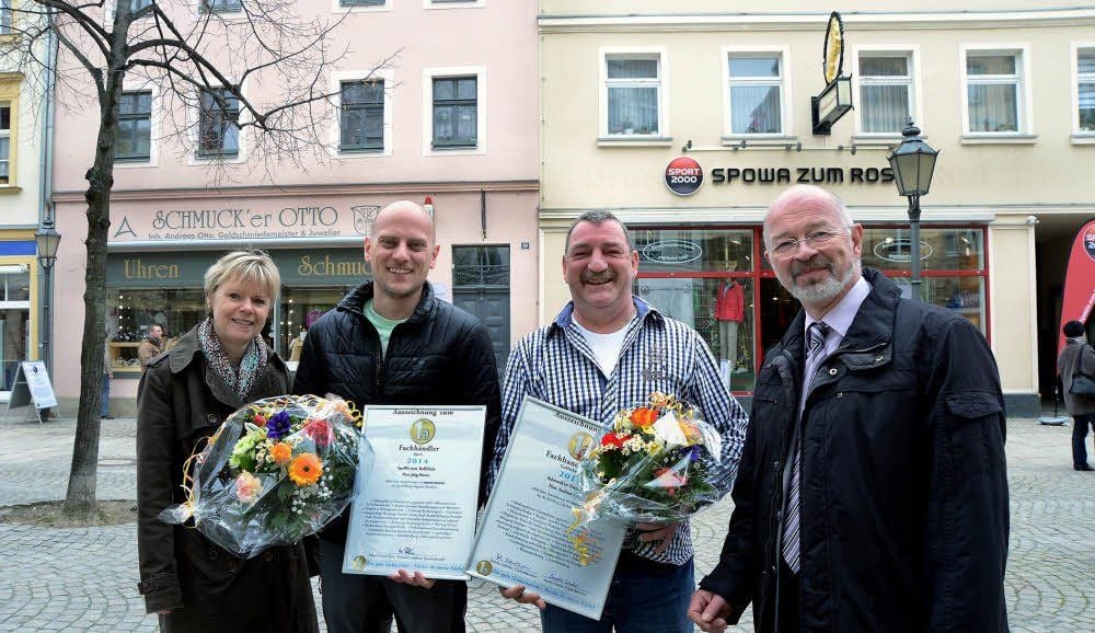 Ines Will vom Referat wirtschaftliche Entwicklung der Stadt Zeitz und Oberbürgermeister Volkmar Kunze (rechts) überreichten die Ehrung 1-a-Fachhändler an Jörg Stöver und zum achten Mal in Folge an Goldschmiedemeister Andreas Otto (2. von rechts)