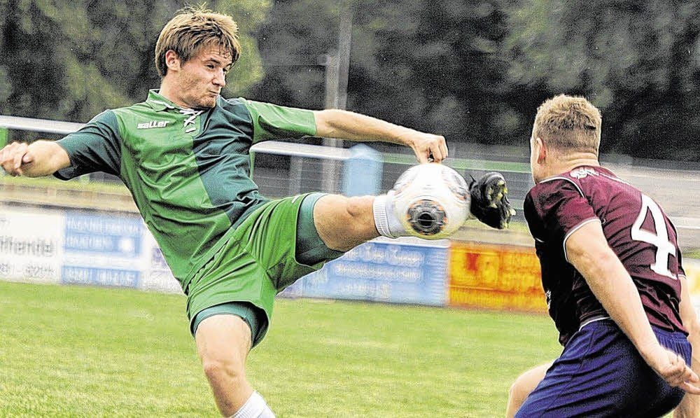 Auch der Piesteritzer Florian Freihube (links, hier gegen den Hallenser VfL-Kicker Stephan Schammer) mühte sich nach seiner Einwechslung nach Kräften. Doch auch er konnte die enttäuschende Niederlage des FC gegen die Saalestädter nicht verhindern.