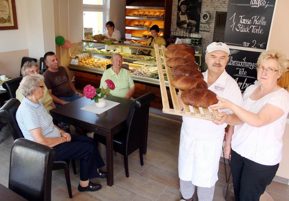 Schon früh am morgen kamen die ersten Kunden zum Kaffeetrinken in die neu eröffnete Bäckerei von Bernd und Uliana Wehling (rechts) in Kühren.
