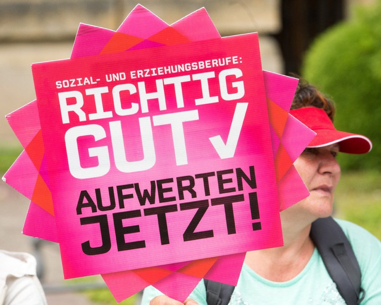 Erzieher protestieren in Leipzig für eine bessere Bezahlung ihrer Arbeit. Rund 3.000 aus Sachsen, Sachsen-Anhalt und Thüringen nahmen an der zentralen Streikkundgebung in Leipzig teil.