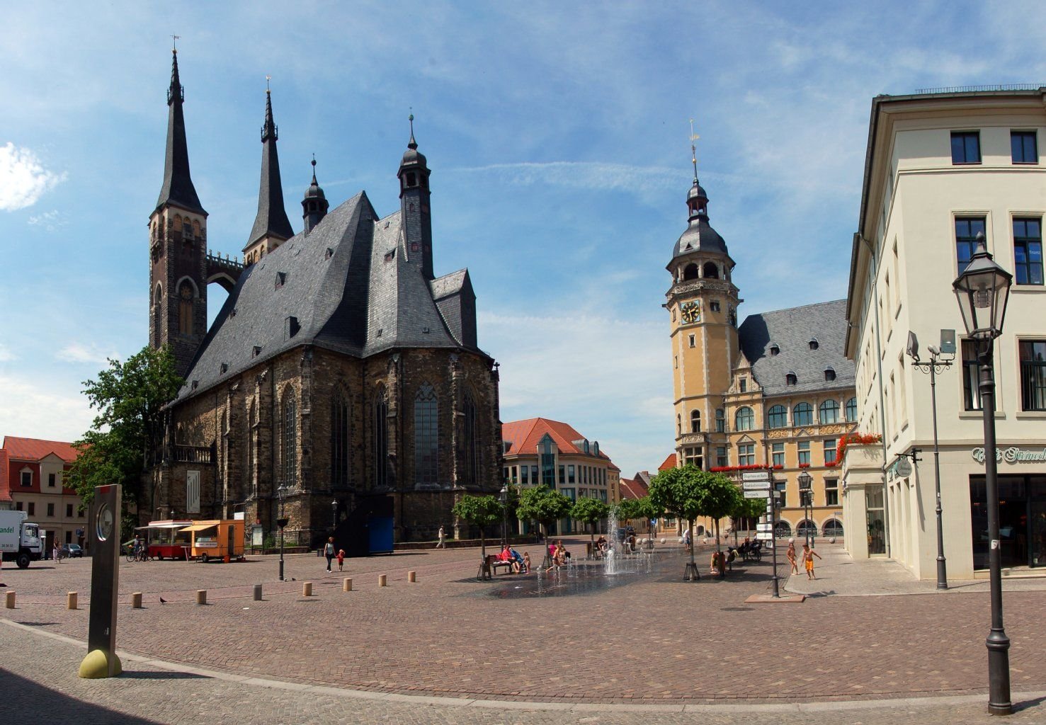 Blick auf die Kirche St. Jakob (l.) und das Rathaus in Köthen