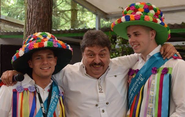 Mit dem Austragen der Maien geht es jedes Jahr los: Rechts: Achim Mentzel feiert mit Pfingstburschen.
