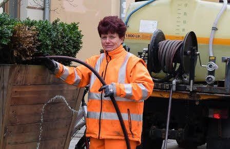 Zumindest in der Stadt hilft der große Wassertank auf dem Multicar vom Kommunalservice.