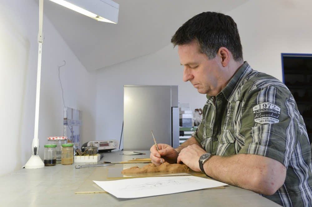 In Handarbeit erstellt Anton Asanger Formen für Schokohasen.