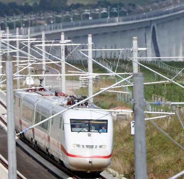 Ein Test-ICE ist bereits im September 2014 über die Unstruttal-Brücke bei Karsdorf (Burgenlandkreis) gefahren. Für den normalen Personenverkehr will das Eisenbahn-Bundesamt die Brücken auf der Neubaustrecke von Leipzig/Halle nach Erfurt allerdings nicht freigeben.