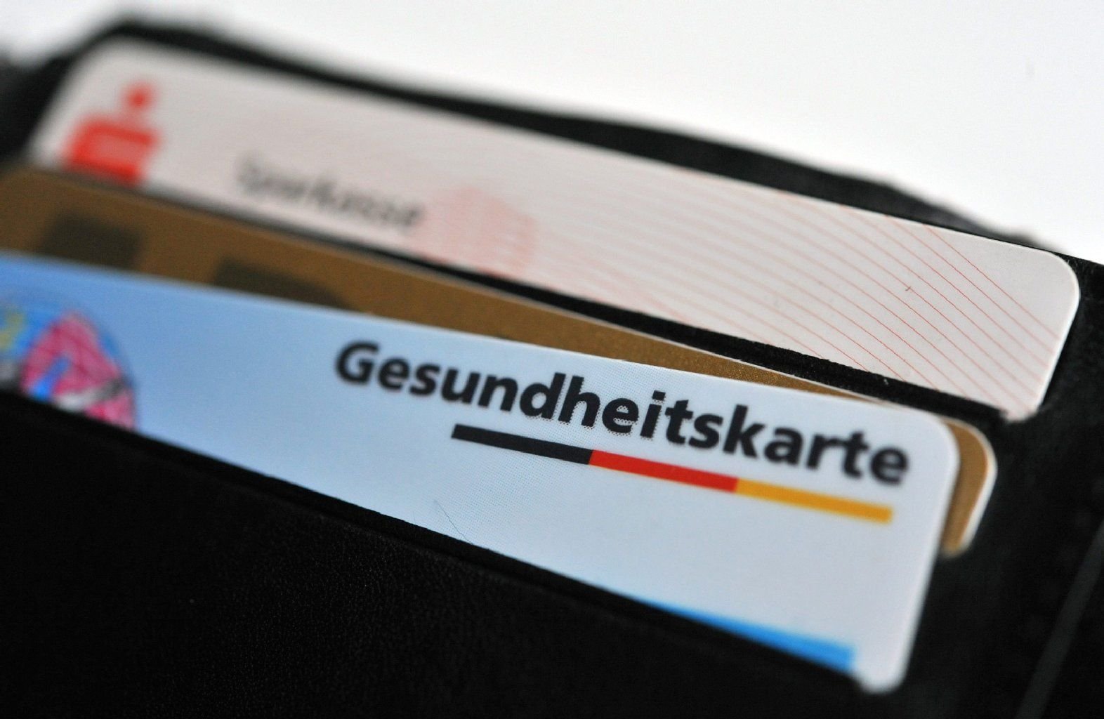 Ab Ende 2015 sollen laut den Kassen etwa Adresse und Versichertenstatus auf der Gesundheitskarte online überprüft werden können.