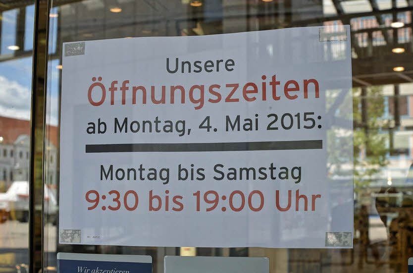 Das Karstadt-Kaufhaus prägt seit 1994 die Ecke des Rathauscenters. Seit gestern kann man dort nur noch bis 19 Uhr einkaufen, was aber mit mehr Beratung zu anderen Zeiten ausgeglichen werden soll.
