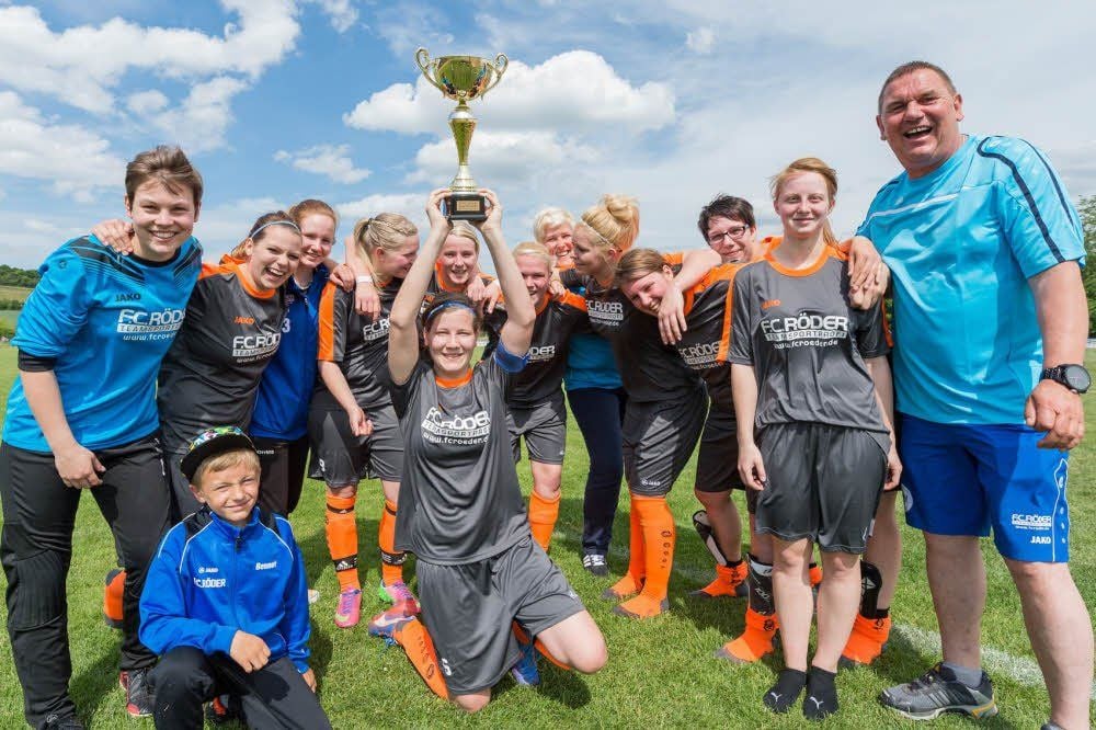 Da ist das Ding! Stolz präsentieren die Freyburgerinnen den Kreismeisterpokal. Erfolgstrainerin Jacqueline Götze (6.v.r.) hält sich betont im Hintergrund.