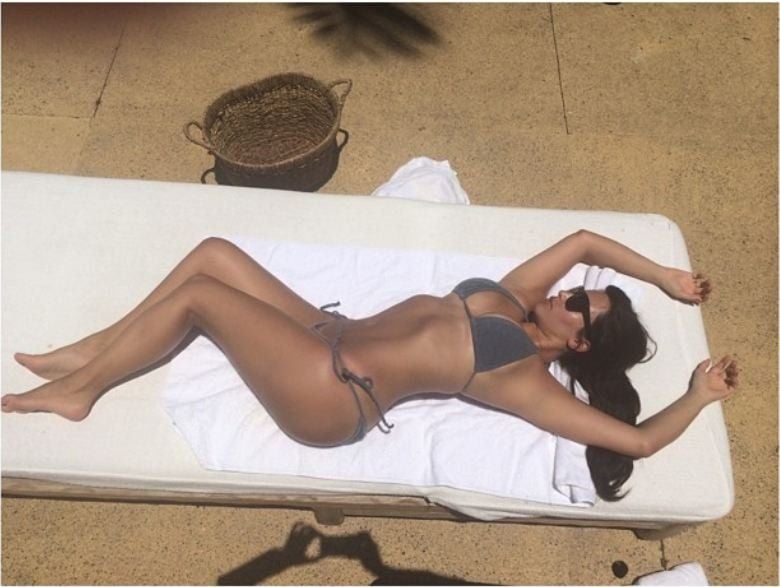 Kim Kardashian lässt es sich im Urlaub gut gehen – und teilt ihre Bikini-Bilder fleißig in Netz.